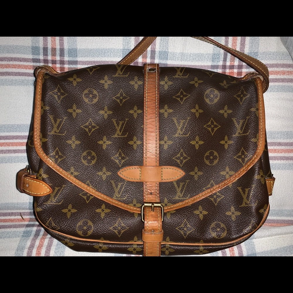 100% Authentic Louis Vuitton Samur 30. EUC